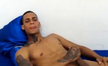 Black muscled hunk Oscar masturbates on webcam