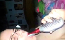 Nerdy amateur masturbates with hairbrush