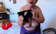 Granny playing with big boobs on webcam! Amateur!